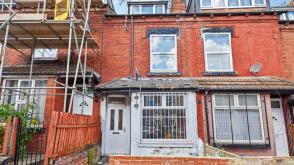 The property does require some renovation in Leeds photo