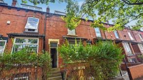 Terrace in need of complete refurbishment in Leeds photo