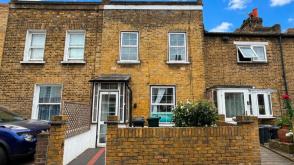 Mid Terrace House in Need of Modernisation in London photo