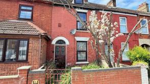 Victorian house in need of modernisation in Great Yarmouth photo
