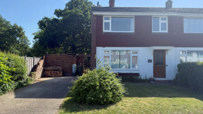 Semi-Detached House For Repair in Tonbridge photo