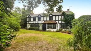 Detached house requiring refurbishment in Maidenhead photo