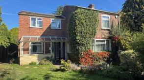 House in need of cosmetic renovation and modernisation in Boston photo