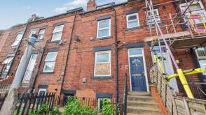Terrace does require renovation in Leeds photo