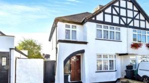 House in Need of Modernisation in Bromley photo