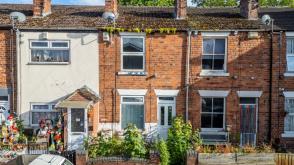 Mid-terrace house for improvement in Gainsborough photo