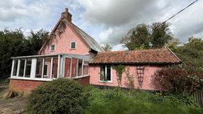 Cottage requires modernisation in Norwich photo
