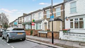 Terrace house requiring updating in London photo