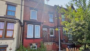 Back to back terrace requires modernisation in Leeds photo