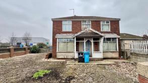 House requiring complete renovation in Hull photo