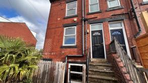 Back to back terrace does require cosmetic improvement in Leeds photo