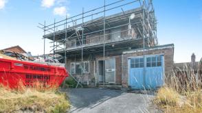 Three-bedroom detached house for renovation photo