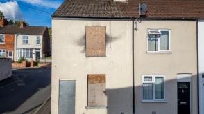 The property is in need of renovation in Gainsborough photo
