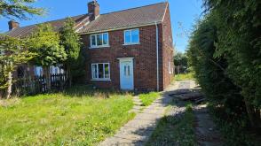HOUSE WITH DRIVEWAY IN NEED OF RENOVATION in Doncaster photo