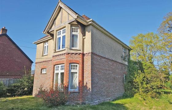 House requiring renovation in WINCHESTER photo