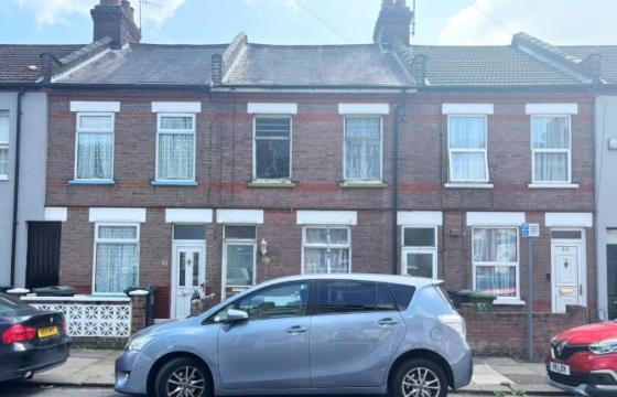Mid Terrace House for refurbishment in Luton photo
