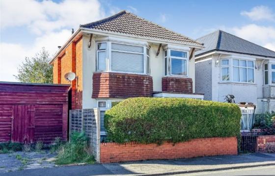Detached House requires a program of refurbishment in Bournemouth photo
