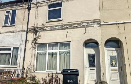 Home would benefit from renovation in Hull photo