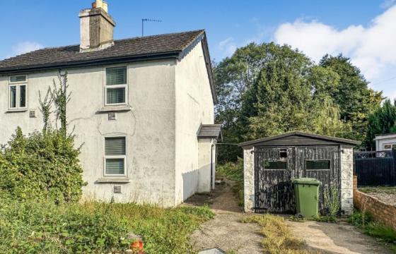 A Vacant Six Room Semi Detached House in Slough photo
