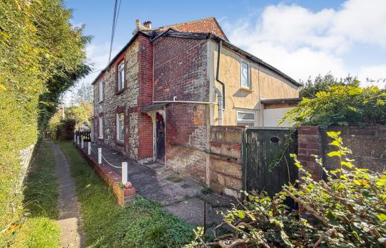 The property requires modernisation in Freshwater photo