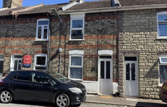 Terraced house for updating in King's Lynn photo