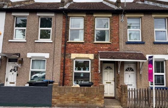 House requires a program of refurbishment in Croydon photo