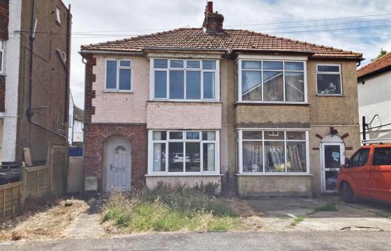 House requiring modernisation in WALTON ON THE NAZE photo