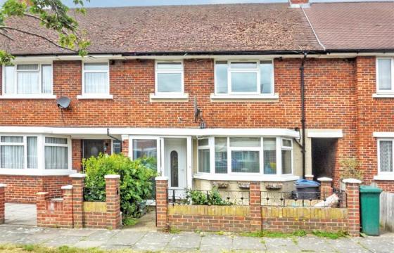 House requiring modernisation in MITCHAM photo