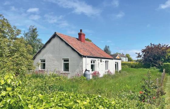 Freehold detached bungalow requiring updating in LOUTH photo