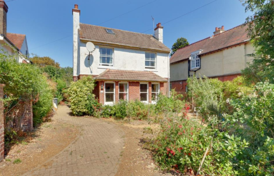 The property requires modernisation in Havant photo