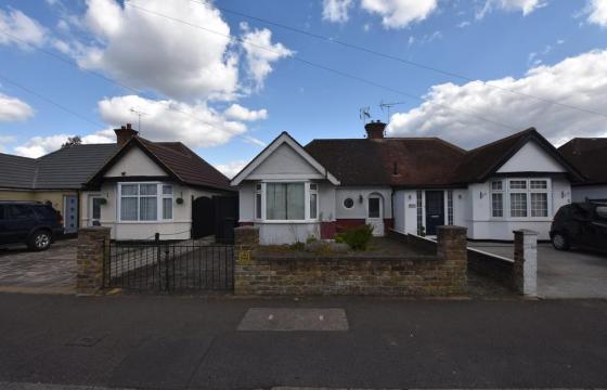 Property for modernisation in North Watford photo