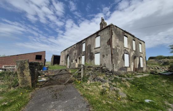 The property requires full renovation in Oldham photo