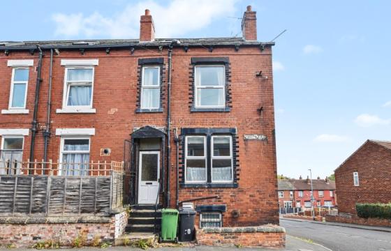 End terrace does require renovation in Leeds photo