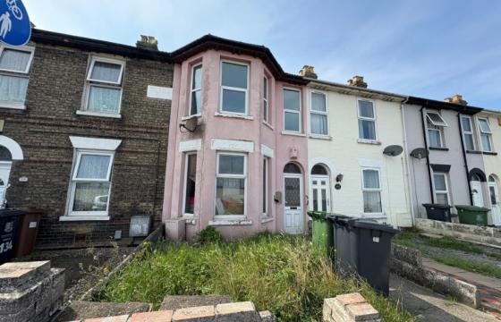 Terrace house in need of improvement in Great Yarmouth photo