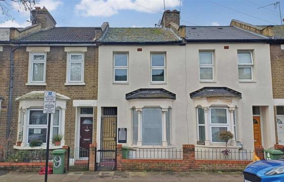 House requiring updating in London photo
