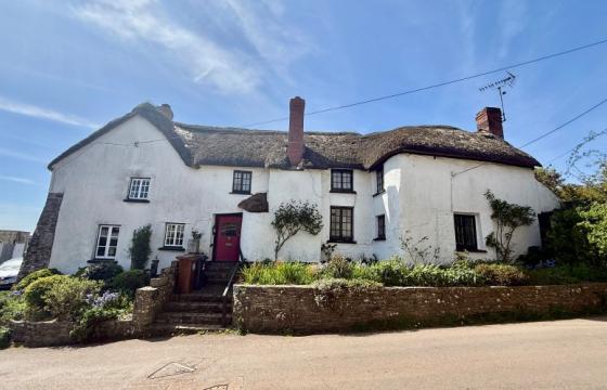 Cottage in need of modernisation in Crediton photo