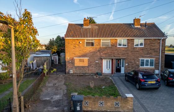 Semi detached house for modernisation and improvement in Doncaster photo
