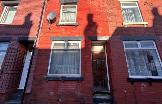 Terraced house does require full renovation in Leeds photo