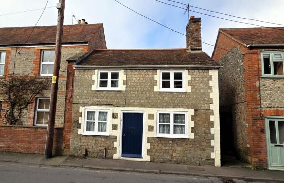 Cottage in need of modernisation in Warminster photo