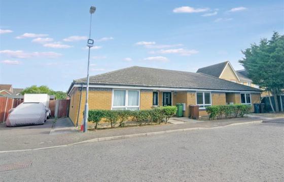 Freehold bungalow with parking and requiring updating in DAGENHAM photo