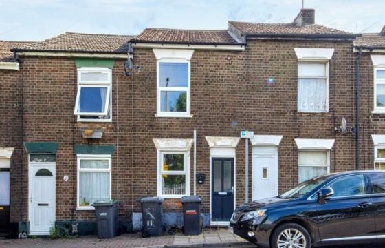 Mid Terrace House in shell condition in Luton photo