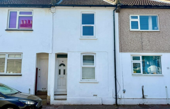 Terrace House For Improvement in Chatham photo