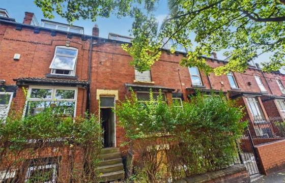 Terrace in need of complete refurbishment in Leeds photo