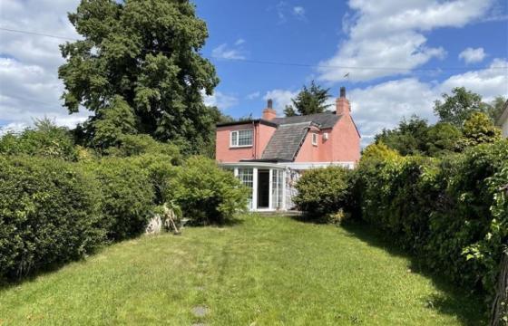 Cottage in need of refurbishment in Chester photo