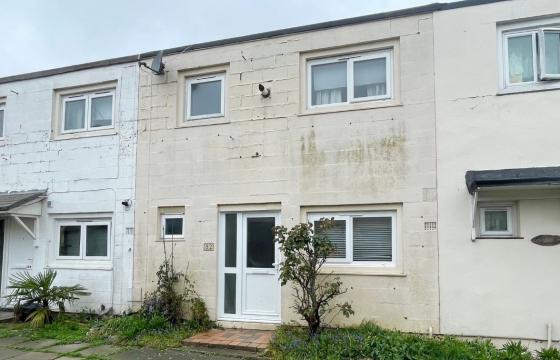 Terraced House in need of modernisation in Basildon photo