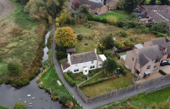 Cottage in need of modernisation in Ely photo
