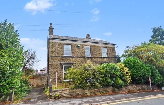 Property requires updating in Huddersfield photo