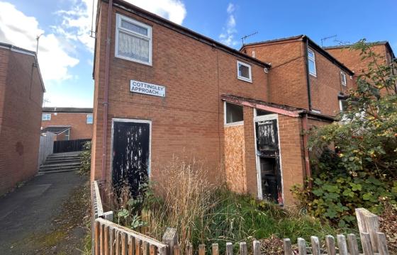 End terrace house does require an extensive renovation in Leeds photo
