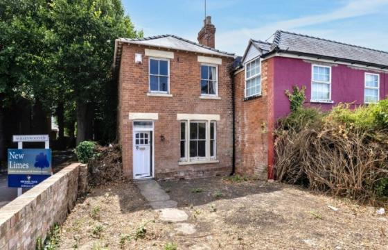 House requires a program of refurbishment in Gloucester photo