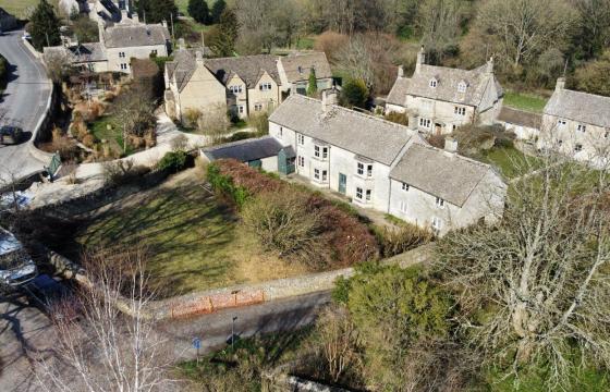 The property requires modernisation in Burford photo